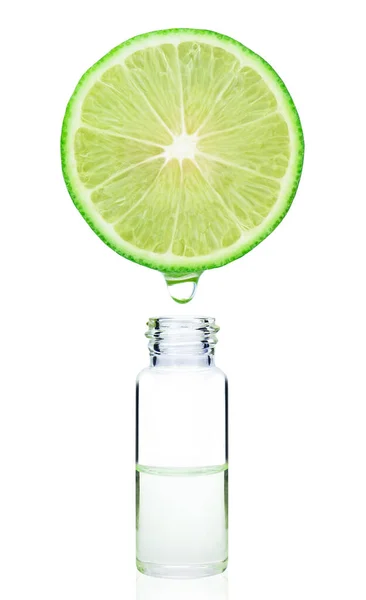 Şişe özlü kireç meyvesi beyaz arka planda yağ. Ekşi meyve. Güzellik tedavisinde kozmetik ürün kullanmak için bir bitki. kırpma yolu