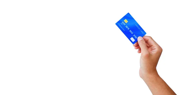 Beyaz arka planda kırpma yolu olan mavi bir kredi kartı tutuyor. E-ticaret teknolojisiyle alış-veriş kuyruğunda..