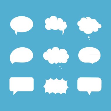 Mavi arkaplanda boş beyaz konuşma baloncukları