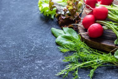 Çiftlikten taze organik sebzelerle dolu.