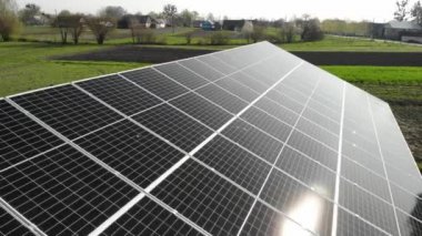 Güneş Panelleri Çiftliği Güneş Hücresi İstasyonu 'nun havadan görünüşü. Temiz enerji üretimi. Yenilenebilir yeşil enerji kavramı. Kamera geriye doğru hareket ediyor. Organik bir çiftliğin Güneş Hücresi İstasyonu.
