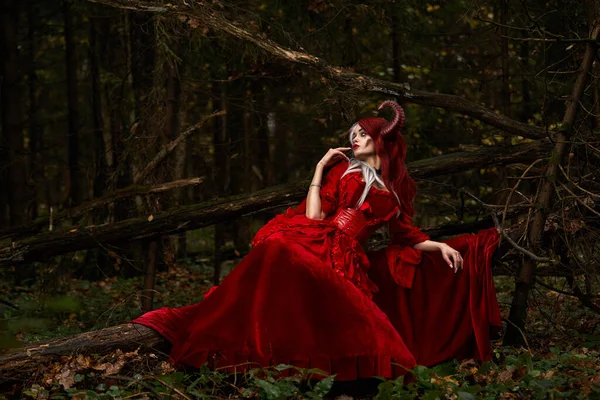 Stylová a módní modelka v obraze Maleficent pózující mezi mystickými lesy - pohádka, cosplay. Halloween — Stock fotografie
