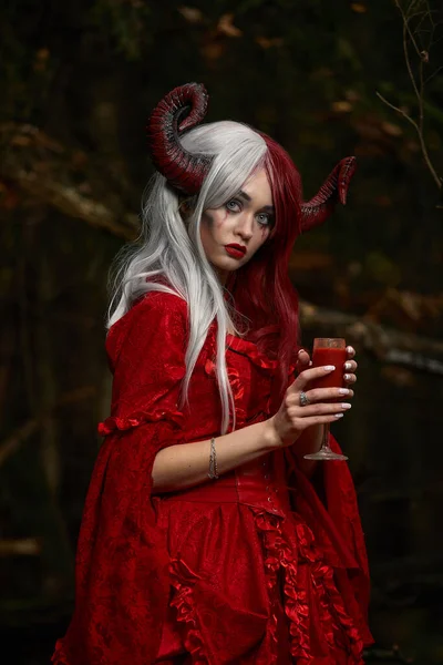 Stijlvol en modieus model meisje in het beeld van Maleficent poseren tussen mystieke bos - sprookje verhaal, cosplay. Halloween — Stockfoto