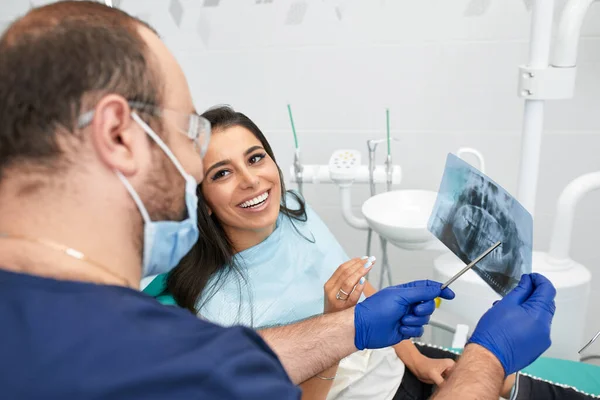 Orang, obat-obatan, penyakit perut dan konsep perawatan kesehatan dokter gigi pria yang bahagia menunjukkan rencana kerja kepada pasien wanita di kantor klinik gigi — Stok Foto