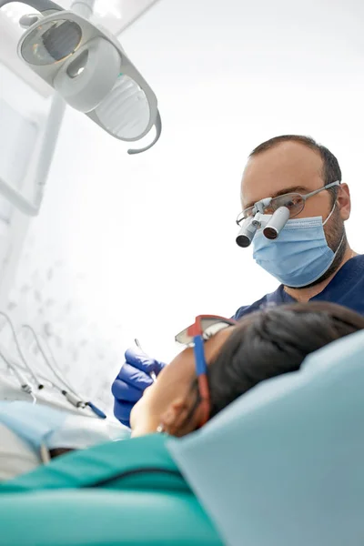 Lidé, medicína, stomatologie a koncept zdravotní péče - šťastný mužský zubař s pacientkou na zubní klinice — Stock fotografie