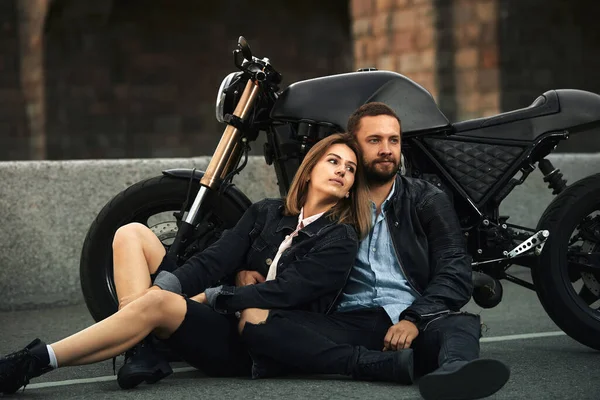2.在这个城市里，美丽的一对恋爱中的自行车情侣正坐在摩托车旁边 — 图库照片