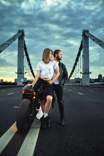 骑自行车的男人和女孩站在路上遥望远方.爱情与浪漫的概念 — 图库照片
