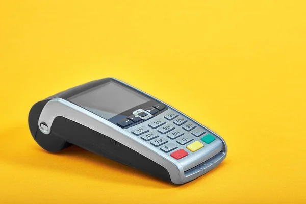 Betalningsterminal, kompakt POS-terminal på gul bakgrund ovanifrån kopieringsutrymme. — Stockfoto