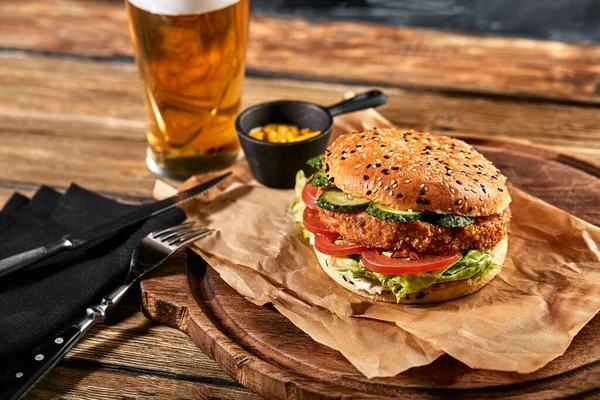 Sada hamburgerového piva a hranolek. Standardní sada nápojů a jídel v hospodě, pivo a občerstvení. Tmavé pozadí, fast food. Tradiční americké jídlo. — Stock fotografie