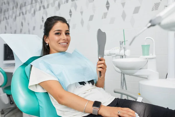 Panoramica della prevenzione della carie dentale.Donna alla cattedra di dentista durante una procedura dentale. Bella donna sorridere da vicino. Sorriso sano. Bellissimo sorriso femminile — Foto Stock