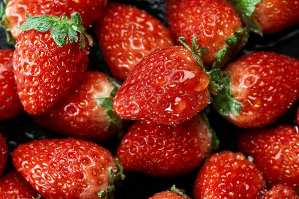 Čerstvé zralé perfektní jahody - potravinový rám na pozadí — Stock fotografie