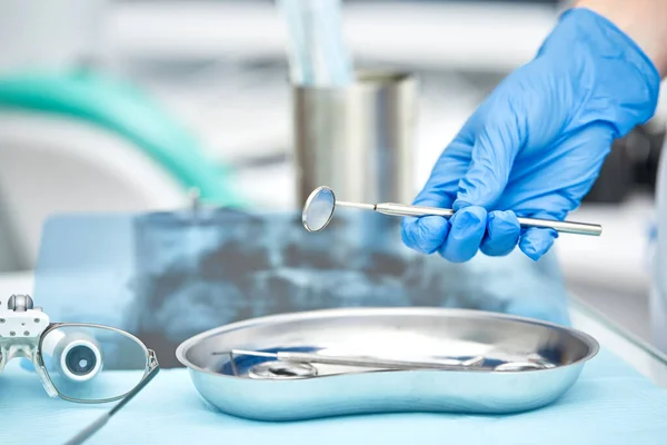 Close-up dos dentistas mãos e equipamentos odontológicos — Fotografia de Stock