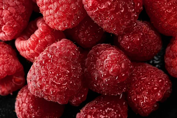 Nahaufnahme von frischen und saftigen Himbeeren, die den Rahmen füllen. — Stockfoto