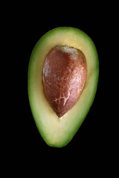 Makroaufnahme frischer Avocados, halbiert auf schwarzem Hintergrund — Stockfoto