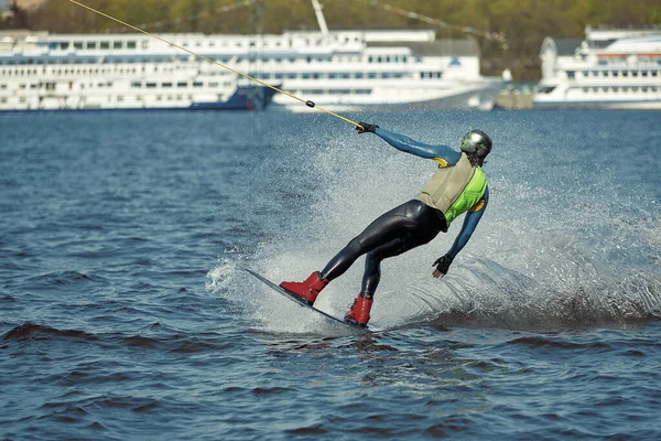 Giovane uomo a cavallo wakeboard su un lago estivo — Foto Stock