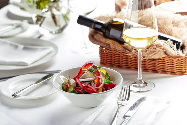 Класичний грецький салат. Банкет святкових страв. Ресторан "Гурмет". Біле тло. — стокове фото