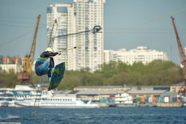 Junger Mann fährt Wakeboard auf einem Sommersee — Stockfoto