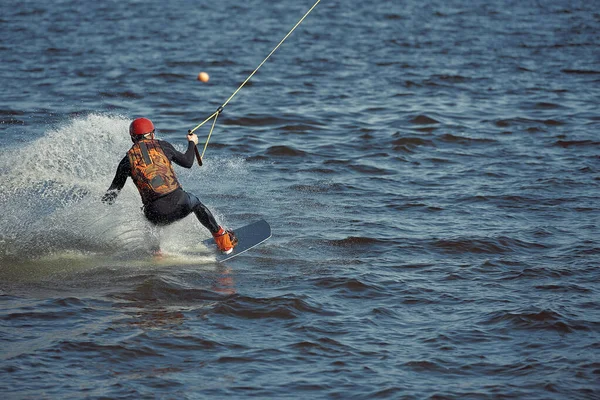 Giovane uomo a cavallo wakeboard su un lago estivo — Foto Stock