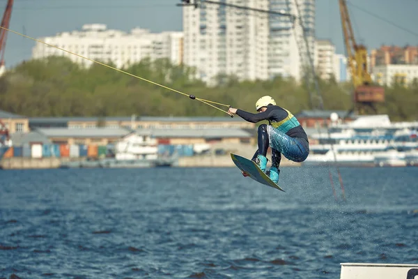 Ung man ridning wakeboard på en sommarsjö — Stockfoto