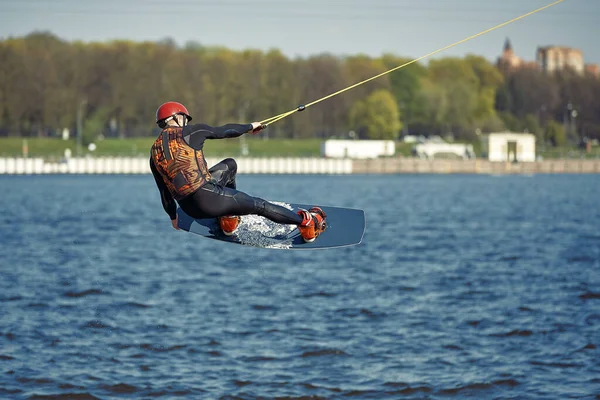 Der Kerl fährt auf einem Wakeboard auf dem Fluss. Aktiv und Extremsport — Stockfoto