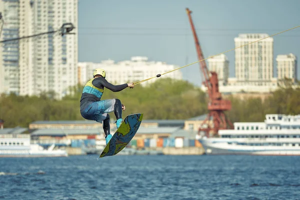 Sta cavalcando un wakeboard sul fiume. Sport attivi ed estremi — Foto Stock