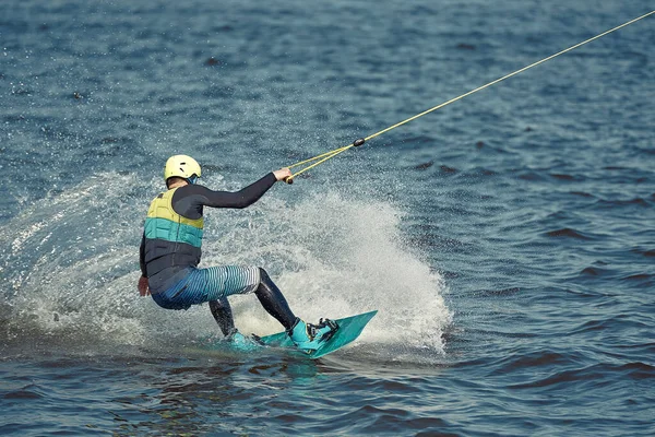 Sta cavalcando un wakeboard sul fiume. Sport attivi ed estremi — Foto Stock