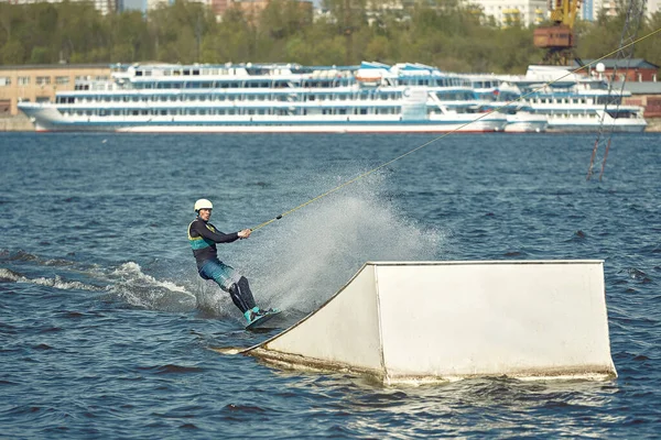 Sta cavalcando un wakeboard sul fiume. Sport attivi ed estremi — Foto Stock