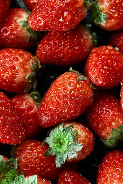Čerstvé zralé perfektní jahody - potravinový rám na pozadí — Stock fotografie