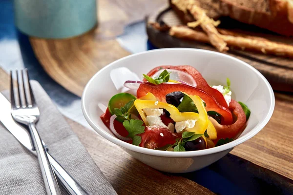 Κλασική ελληνική σαλάτα. Βραδινά εορταστικά πιάτα. Γκουρμέ μενού εστιατορίων. Λευκό φόντο. — Φωτογραφία Αρχείου
