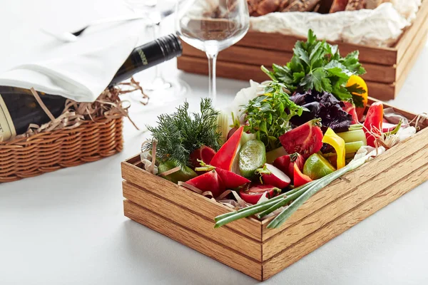 Chopped fresh vegetables in a wooden box on a white background. Banquet festive dishes. Gourmet restaurant menu. — Stock Photo, Image