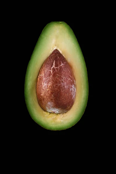 Makroaufnahme frischer Avocados, halbiert auf schwarzem Hintergrund — Stockfoto