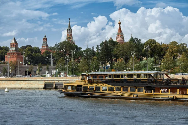Moskow. Rusland. 30 juli 2020. Uitzicht op de rivier de Mosow en toeristische boten tegen de achtergrond van het Kremlin. — Stockfoto