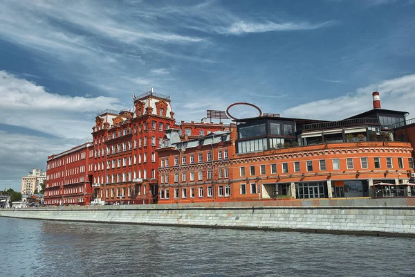 Moscou. La Russie. 30 juillet 2020. Rivière marche sur la rivière Moscou. Soirée d'été. Emankm du Kremlin — Photo