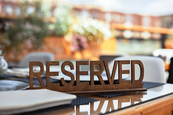 Señal de mesa reservada en un restaurante en la terraza de verano — Foto de Stock