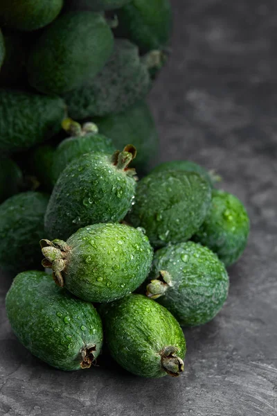 Feijoa ganz auf schwarzem Hintergrund. Exotische Früchte. Selektiver Fokus. Nahaufnahme. — Stockfoto