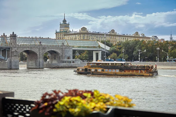 Moskou, Rusland - 30.07.2020: Het schip vaart op een zonnige dag langs de rivier de Moskou — Stockfoto