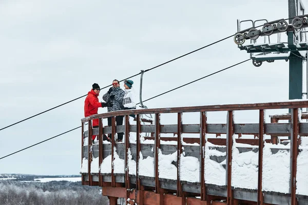 Bir grup kayakçı dağda dinleniyor ve kayak asansörünün arkasındaki termostan kahve içiyorlar. — Stok fotoğraf