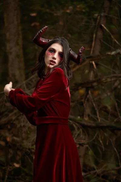 Stílusos és divatos modell lány a kép Demóna pózol között misztikus erdő - mese történet, cosplay. Halloweeni — Stock Fotó
