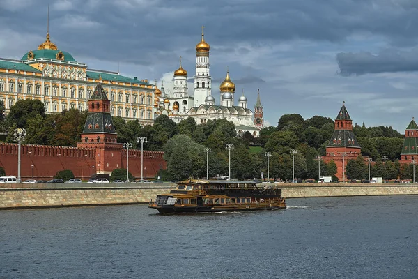 Moscou, Russie - 30.07.2020 : Le navire navigue le long de la rivière Moscou par une journée ensoleillée — Photo