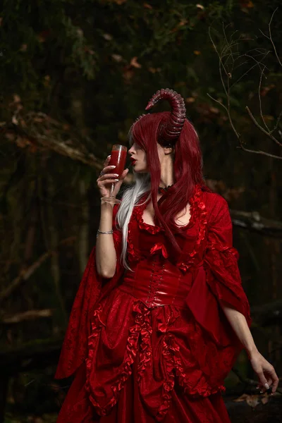 Κομψό και μοδάτο κορίτσι μοντέλο στην εικόνα της Maleficent ποζάροντας ανάμεσα σε μυστικιστικό δάσος - παραμύθι, cosplay. Απόκριες — Φωτογραφία Αρχείου