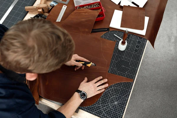 Leather craftsmen working making measupenets in patterns at table in workshop studio — Stock Photo, Image
