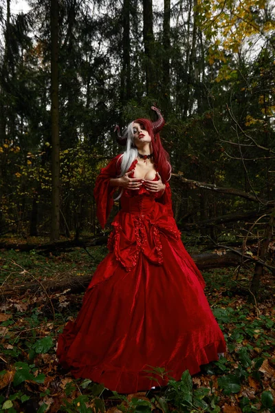 Fille modèle élégant et à la mode à l'image de Maléfique posant parmi la forêt mystique conte de fées, cosplay. Halloween — Photo