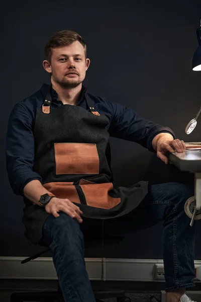 Processo de trabalho do artesão de couro. Tanner ou skinner costura couro em uma máquina de costura especial, perto up.worker costura na máquina de costura — Fotografia de Stock