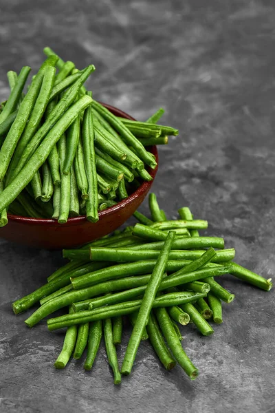 Rohkost. gesunde Ernährung, grüne Ernährung aus nächster Nähe. Super Essen. Vegetarismus. Grüne junge Stängel von Bohnen. — Stockfoto