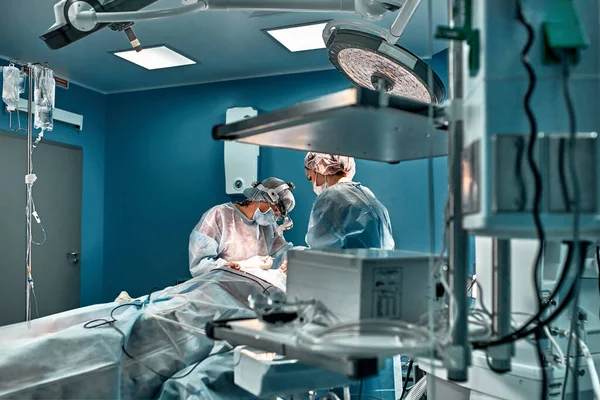 A team of surgeons is fighting for life, for a real operation, for real emotions. The intensive care team is fighting for the life of the patient. Saving life, the struggle for life — Stock Photo, Image