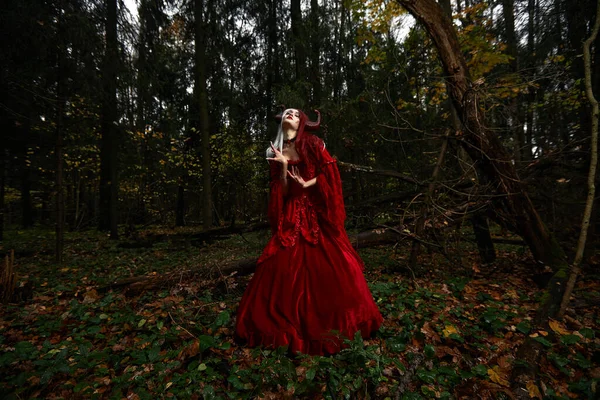 Stílusos és divatos modell lány a kép Demóna pózol között misztikus erdő - mese történet, cosplay. Halloweeni — Stock Fotó