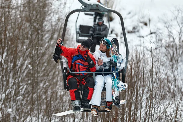 Persone che utilizzano seggiovia presso la stazione sciistica di montagna. Vacanze invernali — Foto Stock