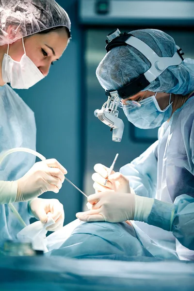 수술용 거식증 환자인 외과의들은 장갑을 끼고 코 수술을 하는 동안 코 수술을 하는 동안 손에 악기를 쥐고 있다. — 스톡 사진