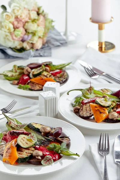 Gegrilltes Gemüse auf einem weißen Teller. restaurant — Stockfoto