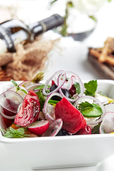 Klassischer griechischer Salat. Festliches Bankett. Gourmetrestaurant-Menü. Weißer Hintergrund. — Stockfoto